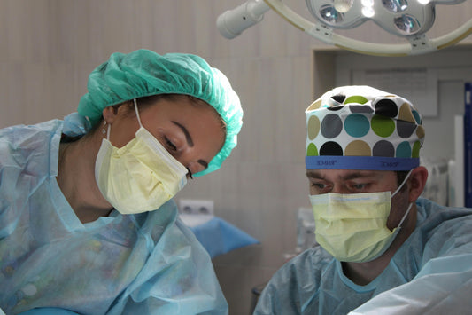 Medici in sala de operatie imbracati cu echipament medical