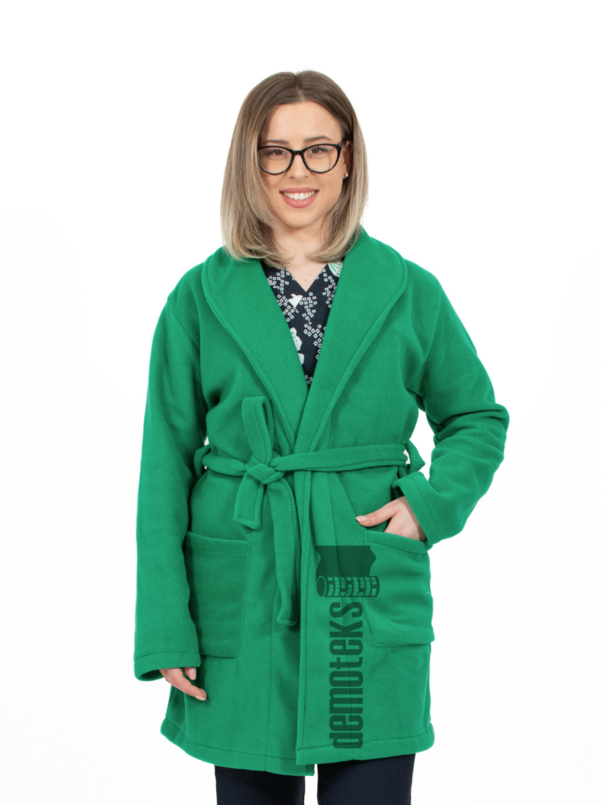 asistenta medicala imbracata intr-un halat medical polar verde chirurgical, cu buzunare si cordon in talie