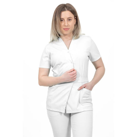 asistenta imbracata intr-un bluza medicala tip kimono, culoarea alba