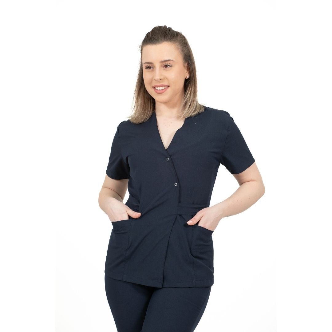 asistenta imbracata intr-un bluza medicala tip kimono, culoarea bleumarin