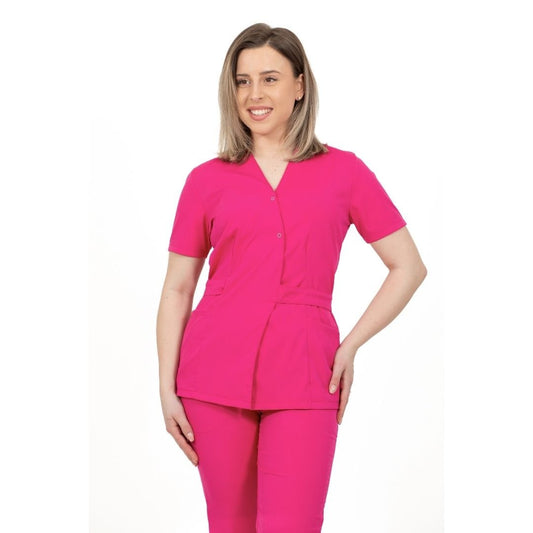 asistenta imbracata intr-un bluza medicala tip kimono, culoarea roz fuchsia