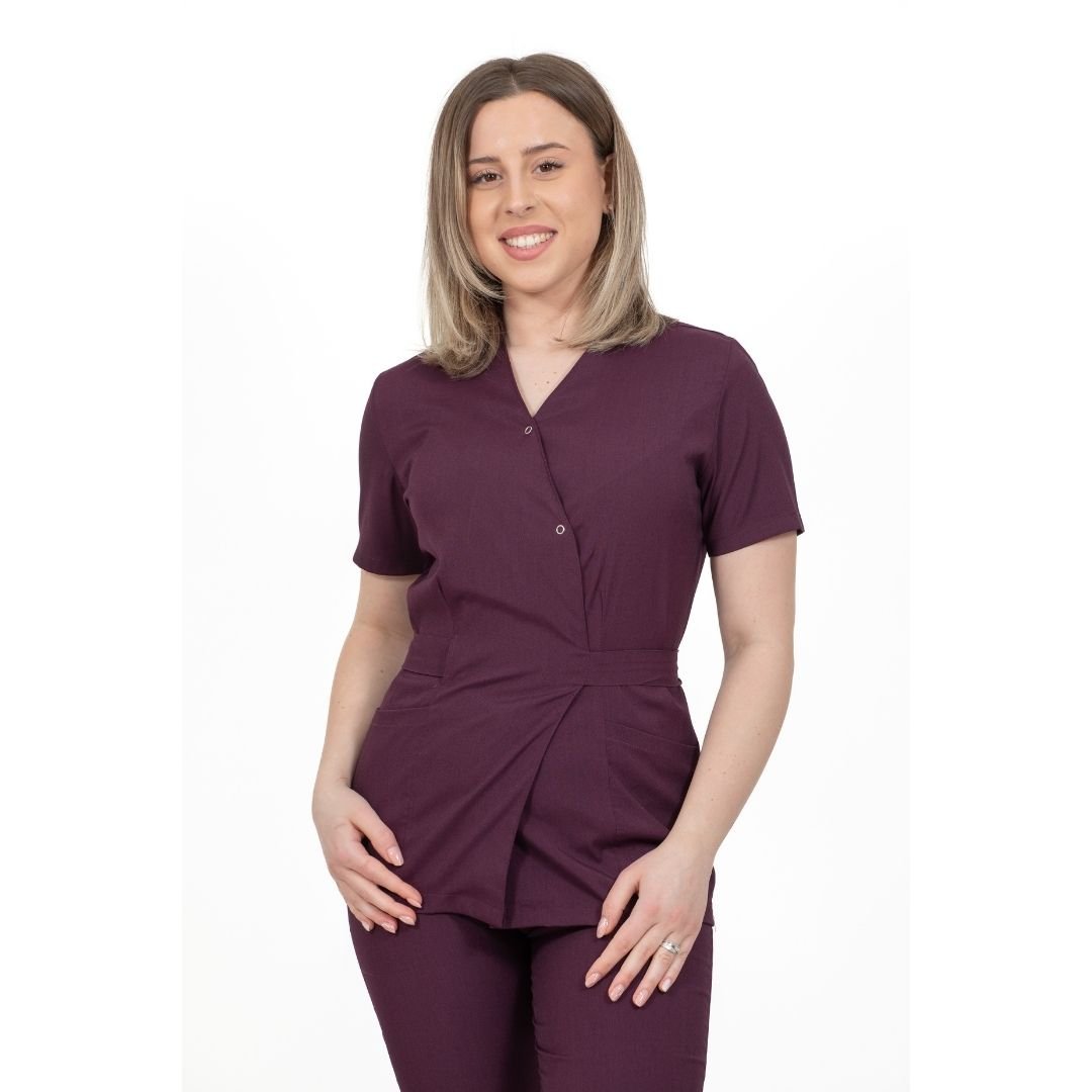 asistenta imbracata intr-un bluza medicala tip kimono, culoarea grena - sour cherry