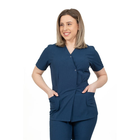 asistenta imbracata intr-un bluza medicala tip kimono, culoarea albastra indigo