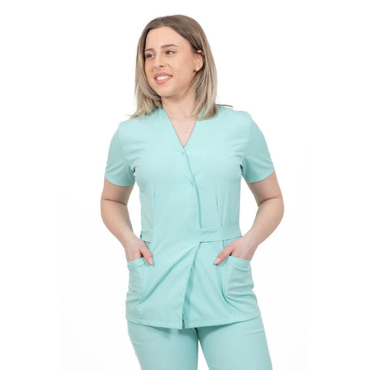 asistenta imbracata intr-un bluza medicala tip kimono, culoarea verde menta