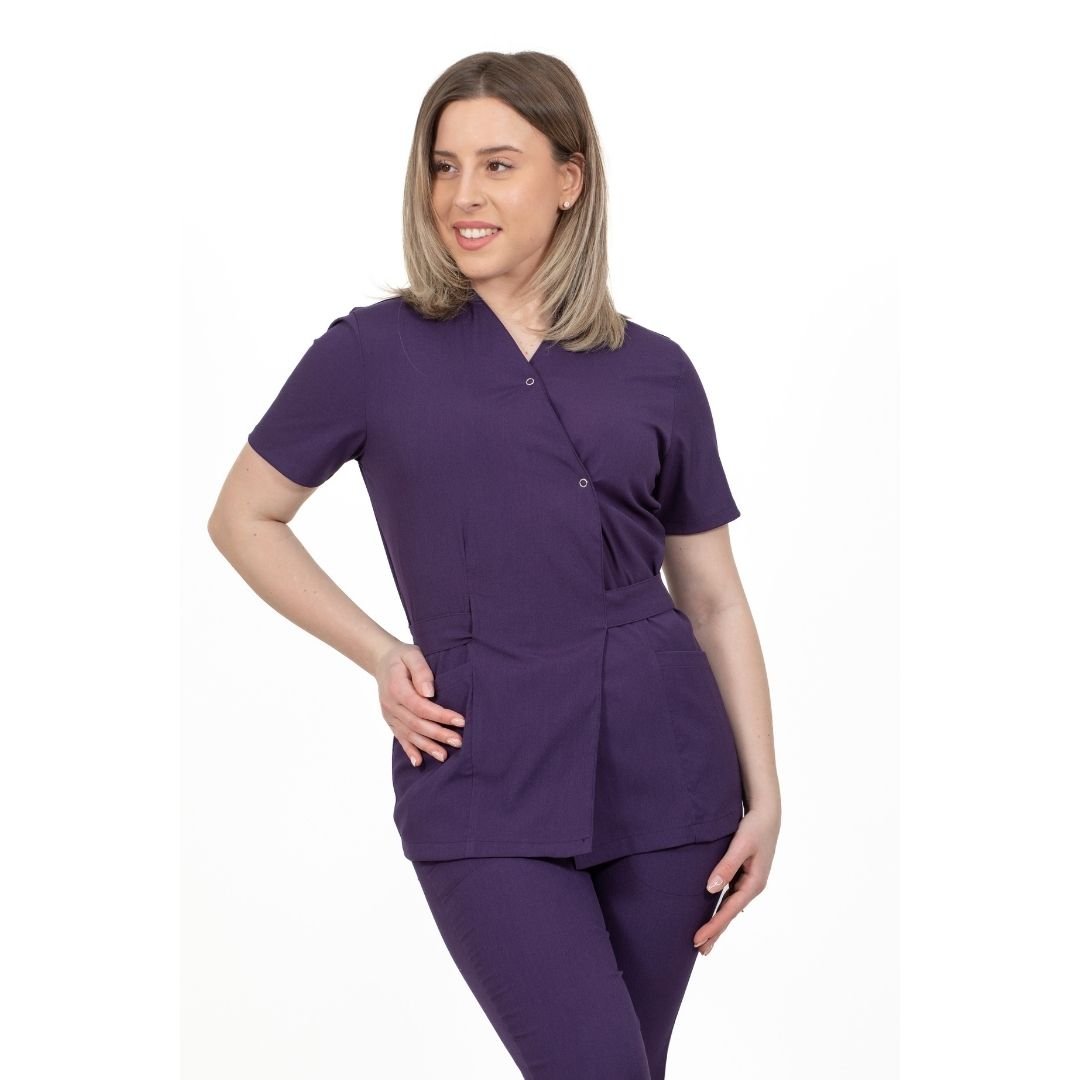 asistenta imbracata intr-un bluza medicala tip kimono, culoarea mov