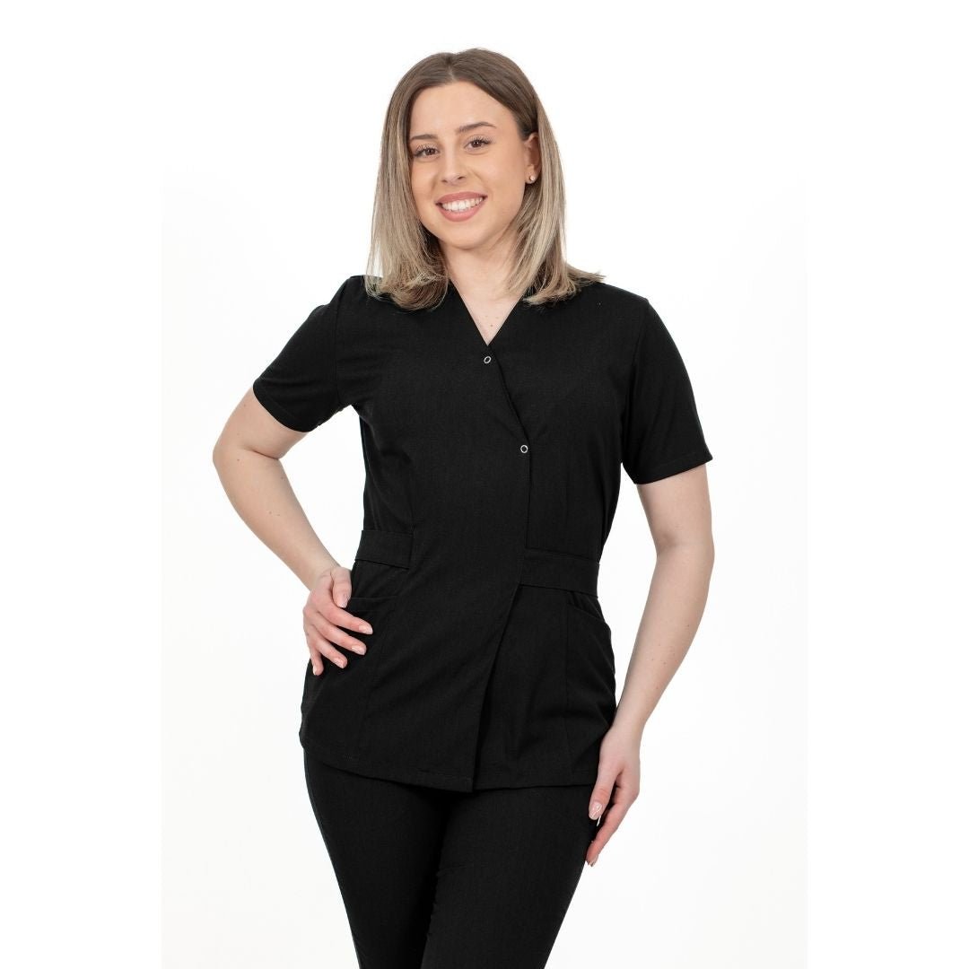 asistenta imbracata intr-un bluza medicala tip kimono, culoarea neagra