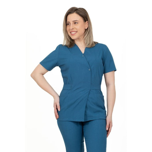 asistenta imbracata intr-un bluza medicala tip kimono, culoarea albastra petrol