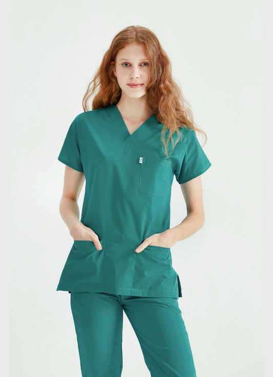 dama asistenta in costum medical de culoare verde chirurgical