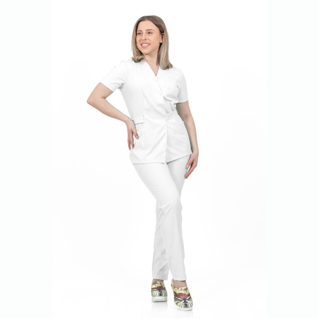 asistenta imbracata intr-un costum medical tip kimono, culoarea alba