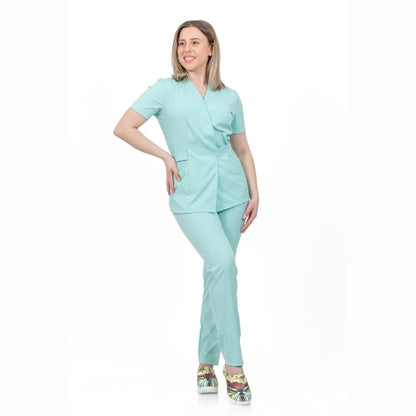 asistenta imbracata intr-un costum medical tip kimono, culoarea verde menta