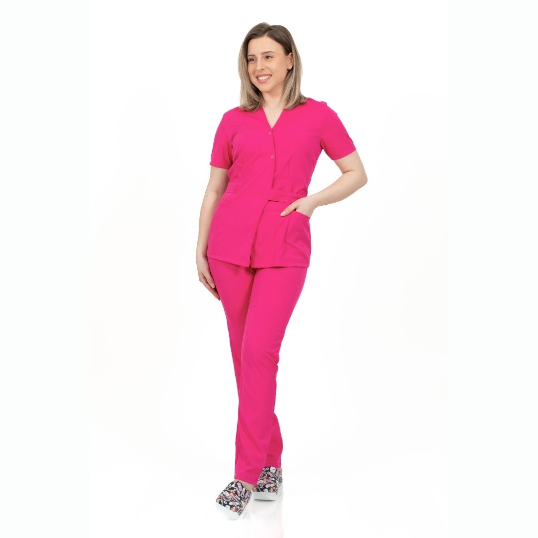 asistenta imbracata intr-un costum medical tip kimono, culoarea fuchsia