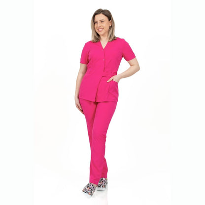 asistenta imbracata intr-un costum medical tip kimono, culoarea fuchsia