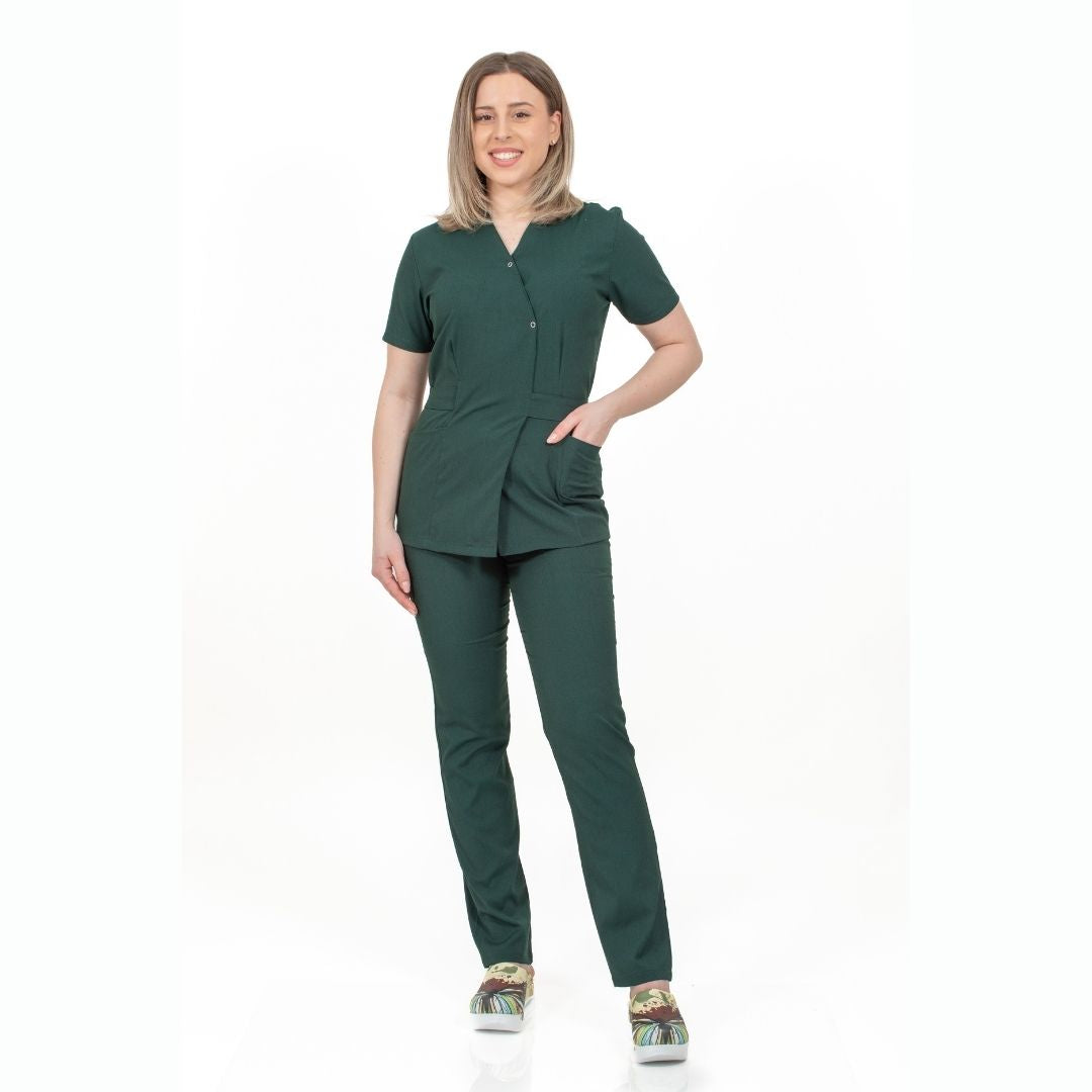 asistenta imbracata intr-un costum medical tip kimono, culoarea verde kaki