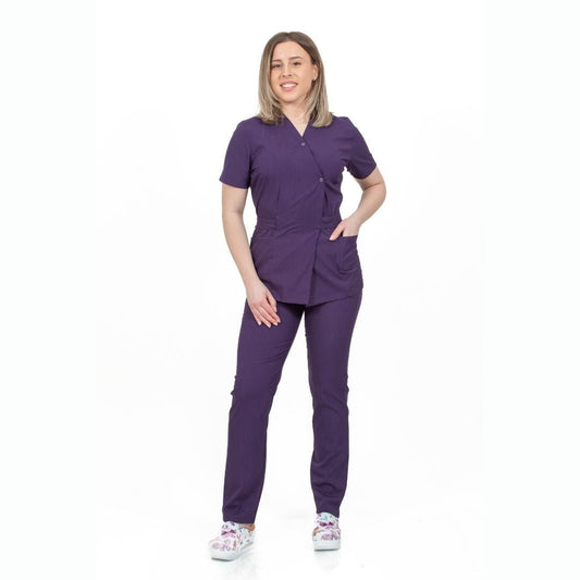 asistenta imbracata intr-un costum medical tip kimono, culoarea mov