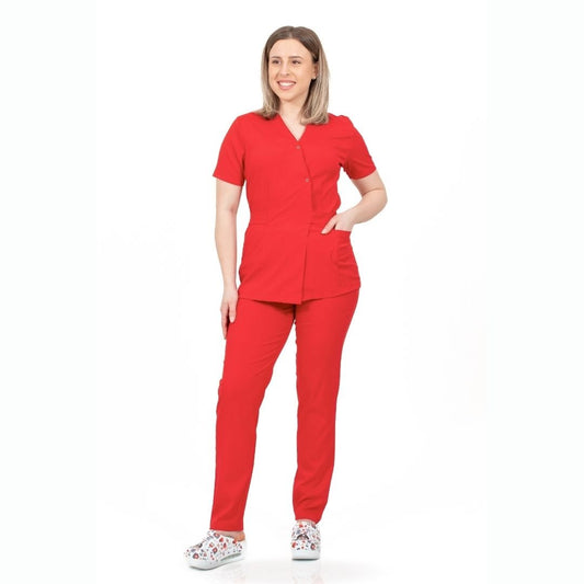 asistenta imbracata intr-un costum medical tip kimono, culoarea rosu