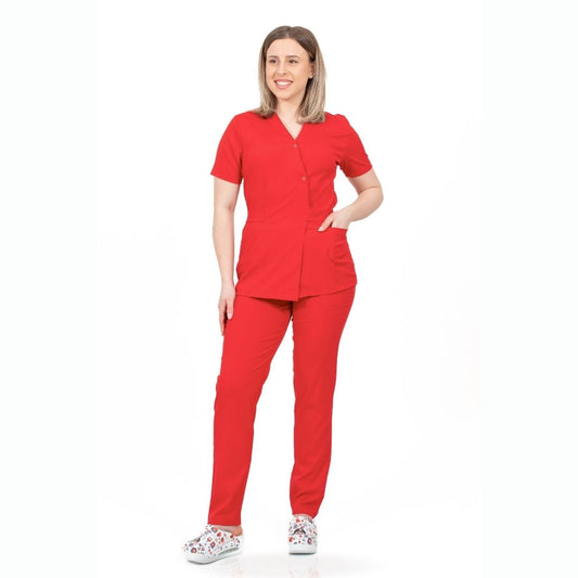 asistenta imbracata intr-un costum medical tip kimono, culoarea rosu