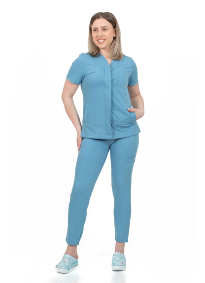 Asistenta imbracata intr-un costum medical visiniu, din bumbac si elastan, din colectia Infinity de la demoteks medicalwear