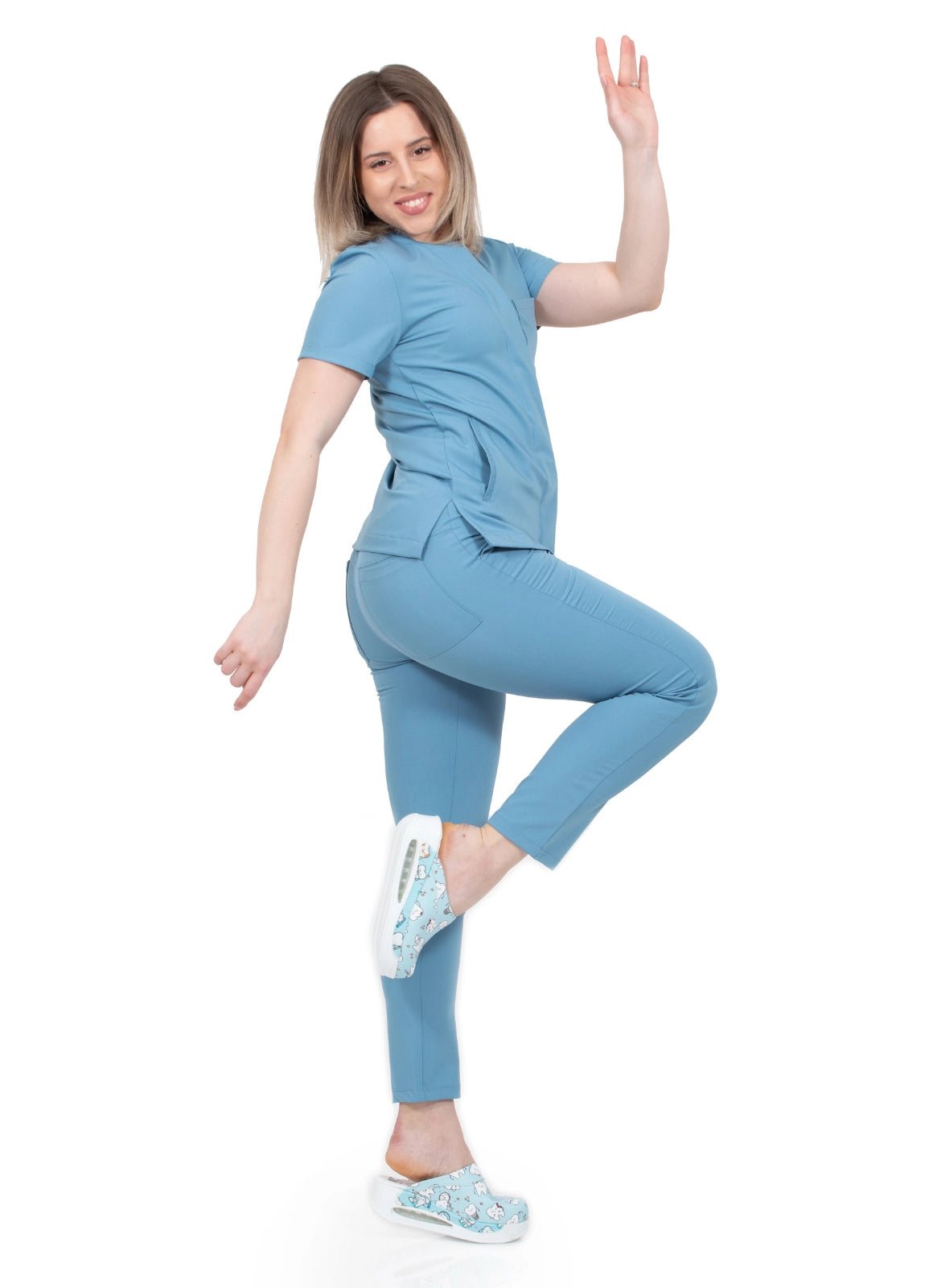 Asistenta imbracata intr-un costum medical visiniu, din bumbac si elastan, din colectia Infinity de la demoteks medicalwear