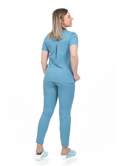 Asistenta imbracata intr-un costum medical visiniu, din bumbac si elastan, din colectia Infinity de la demoteks medicalwear