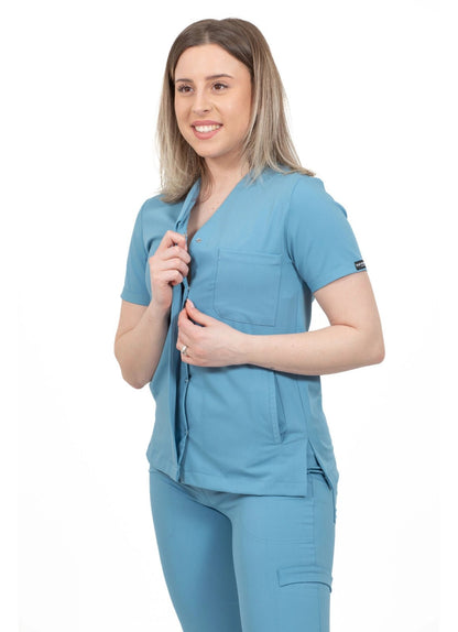 Asistenta imbracata intr-un costum medical visiniu, din bumbac si elastan, din colectia Infinity de la demoteks medicalwear