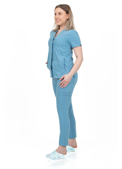 Asistenta imbracata intr-un costum medical visiniu, din bumbac si elastan, din colectia Infinity de la demoteks medicalwear