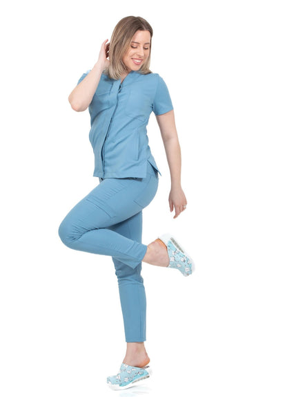 Asistenta imbracata intr-un costum medical visiniu, din bumbac si elastan, din colectia Infinity de la demoteks medicalwear