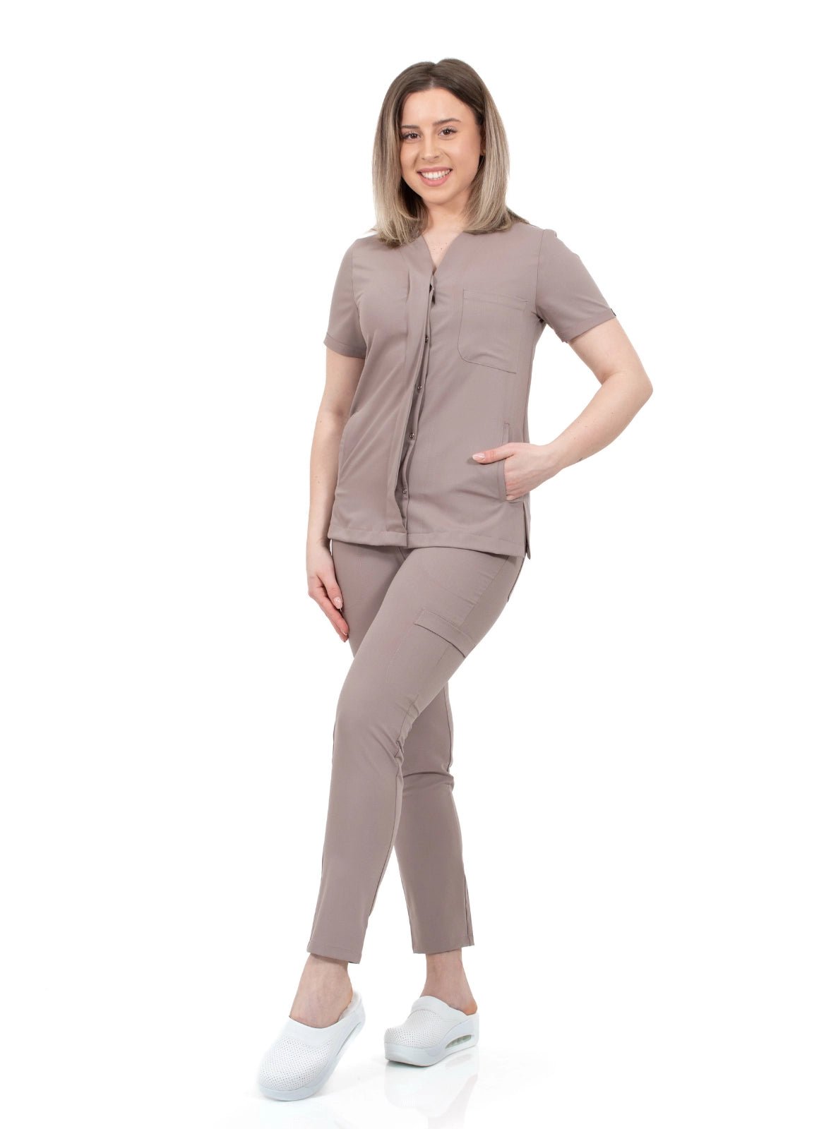 Asistenta imbracata intr-un costum medical crem, din bumbac si elastan, din colectia Infinity de la demoteks medicalwear