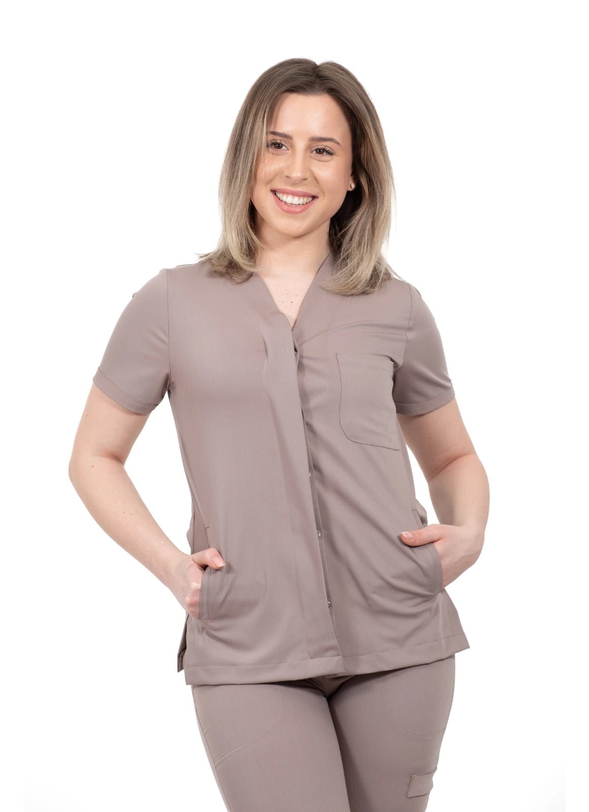 Asistenta imbracata intr-un costum medical crem, din bumbac si elastan, din colectia Infinity de la demoteks medicalwear