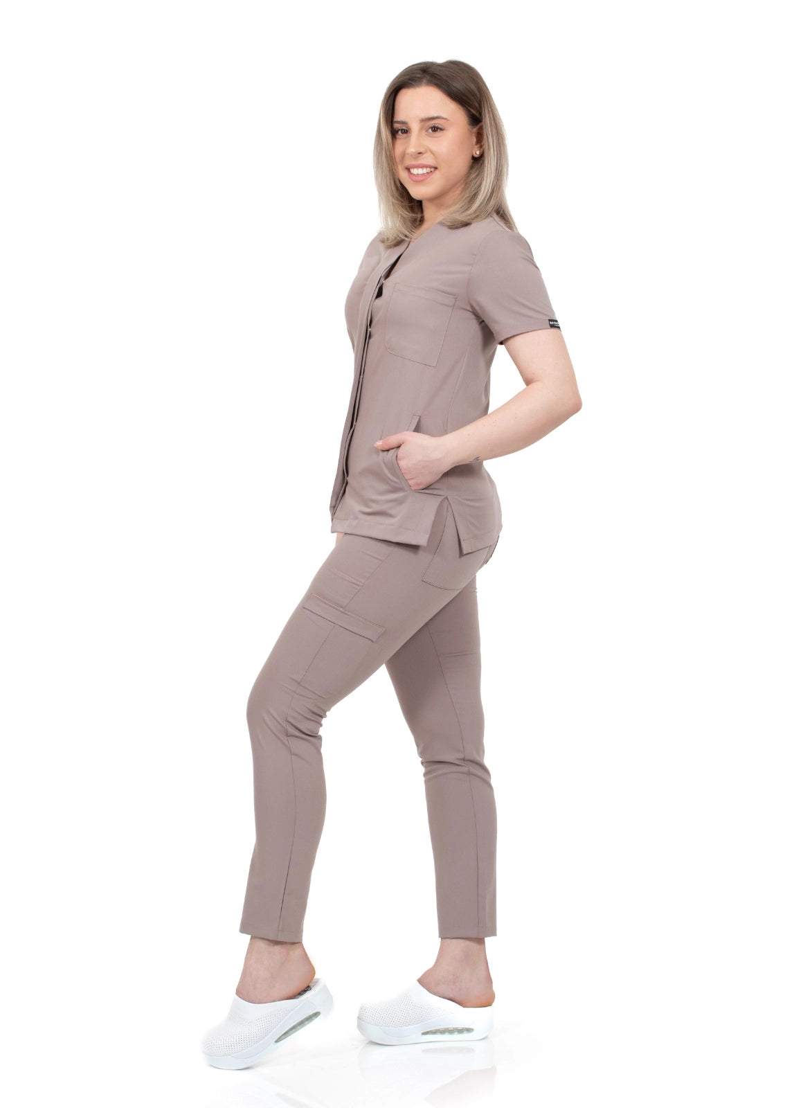 Asistenta imbracata intr-un costum medical crem, din bumbac si elastan, din colectia Infinity de la demoteks medicalwear