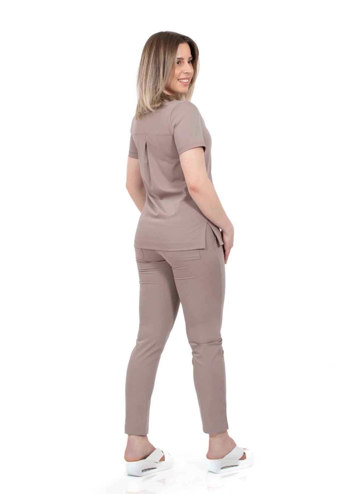 Asistenta imbracata intr-un costum medical crem, din bumbac si elastan, din colectia Infinity de la demoteks medicalwear