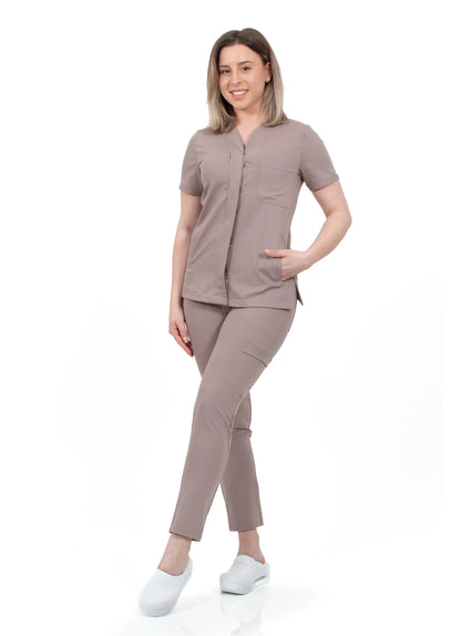 Asistenta imbracata intr-un costum medical crem, din bumbac si elastan, din colectia Infinity de la demoteks medicalwear