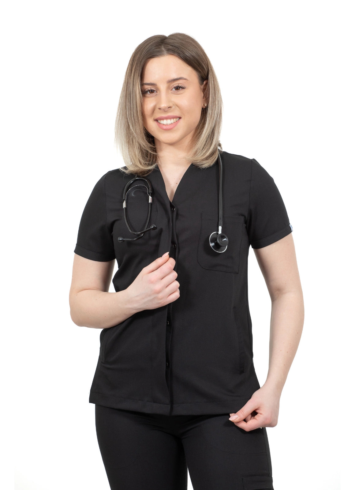 Asistenta imbracata intr-un costum medical visiniu, din bumbac si elastan, din colectia Infinity de la demoteks medicalwear