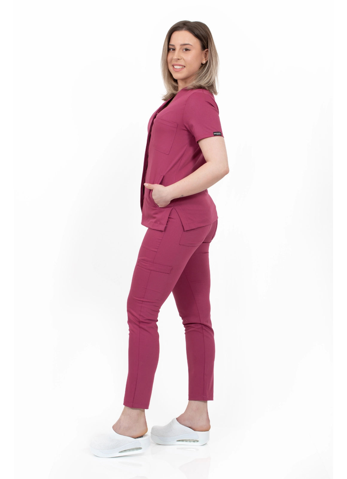 Asistenta imbracata intr-un costum medical visiniu, din bumbac si elastan, din colectia Infinity de la demoteks medicalwear