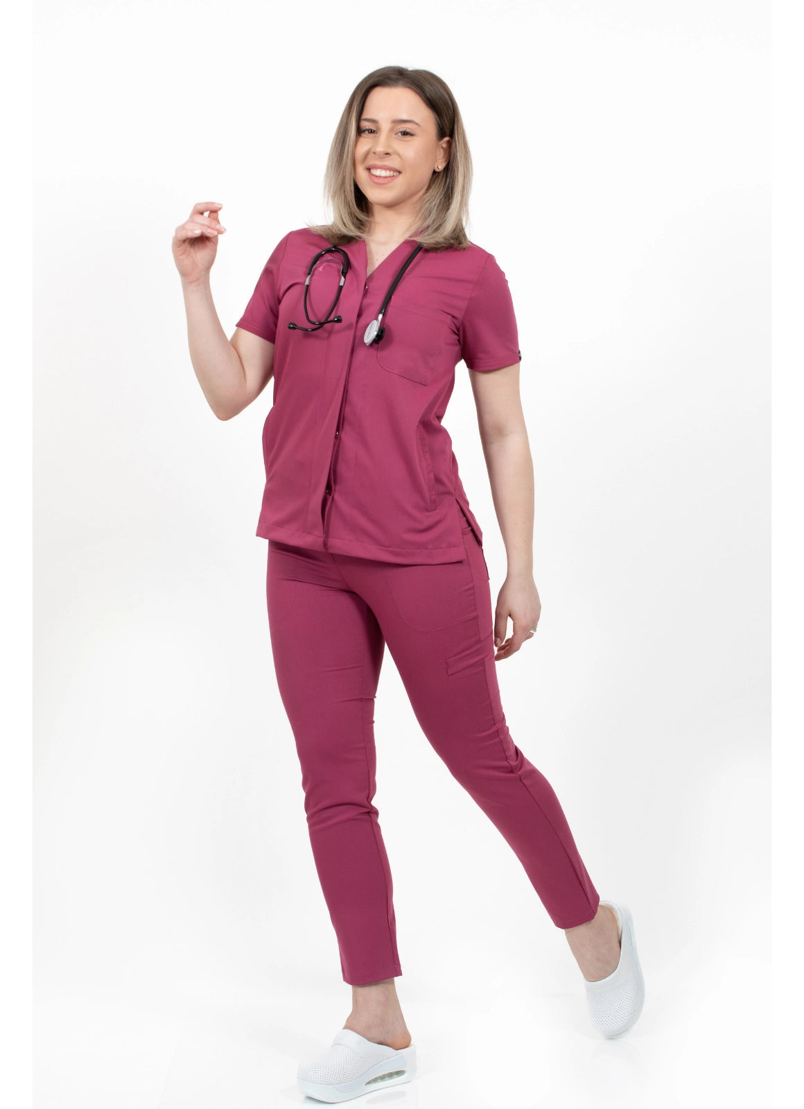 Asistenta imbracata intr-un costum medical visiniu, din bumbac si elastan, din colectia Infinity de la demoteks medicalwear