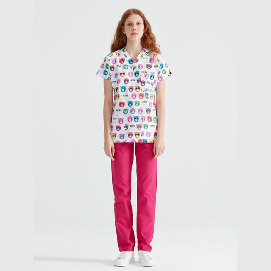 Asistenta imbracata intr-o uniforma medicala compusa dintr-o bluza cu model Big Kitty si pantaloni lungi fuchsia