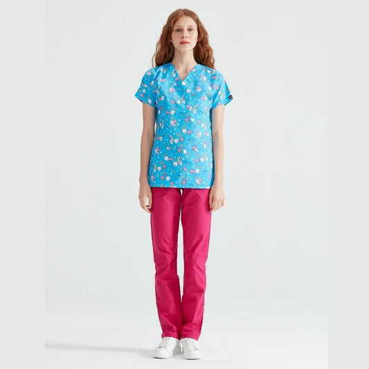 Asistenta imbracata intr-o uniforma medicala compusa dintr-o bluza albastra si pantaloni fuchsia