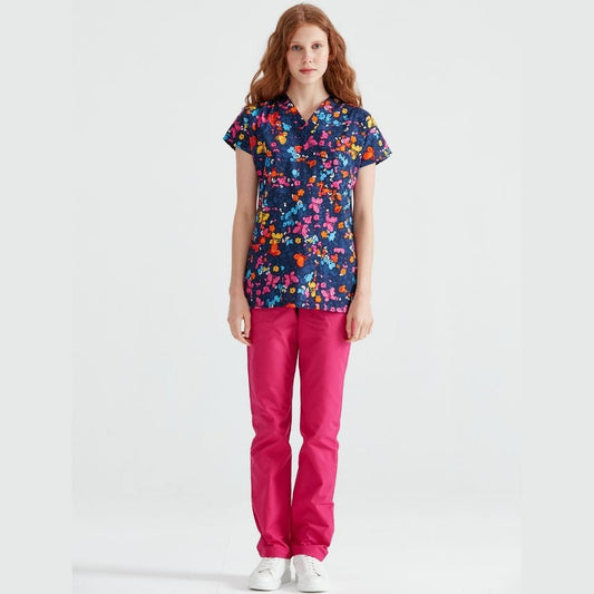 Asistenta imbracata intr-o uniforma medicala compusa dintr-o bluza cu model Fluturi Bleumarin si pantaloni lungi fuchsia