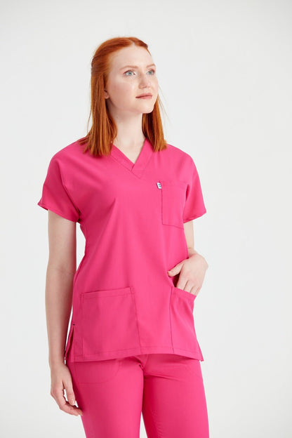 Asistenta medicala imbracata in costum elastan, roz Fuchsia, vedere din fata