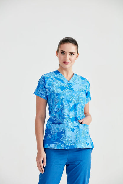 Asistenta medicala imbracata in bluza Camouflage Blue, vedere din fata