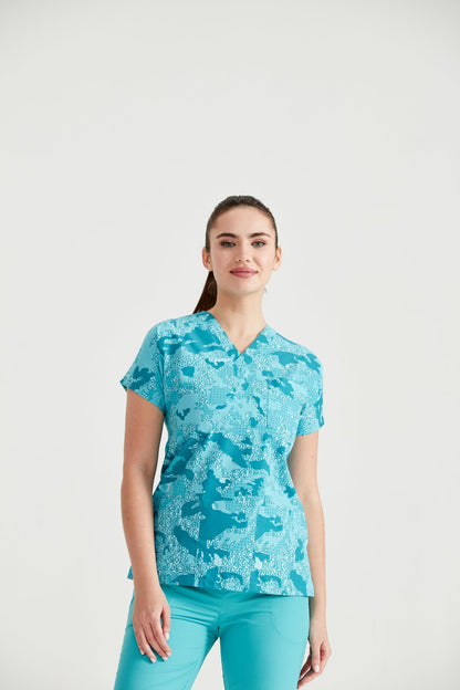 Asistenta medicala imbracata in bluza Camouflage Turquoise, vedere din fata