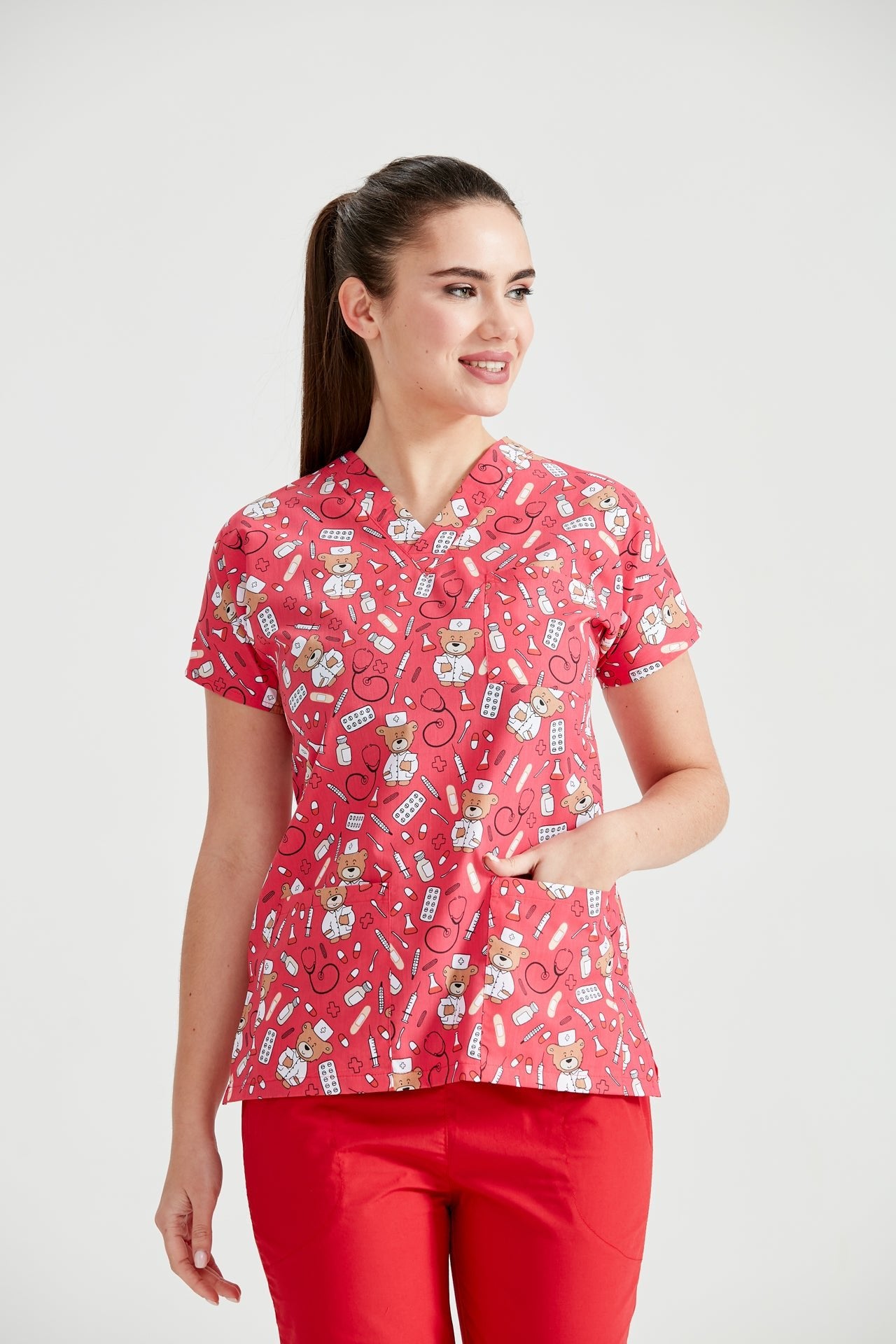 Asistenta medicala imbracata in bluza Teddy Red, vedere din fata