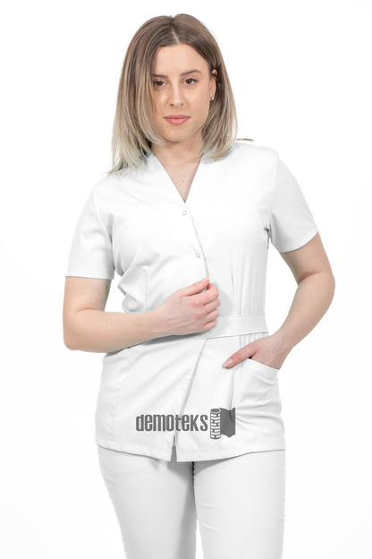 asistenta imbracata intr-un costum medical tip kimono, culoarea alba