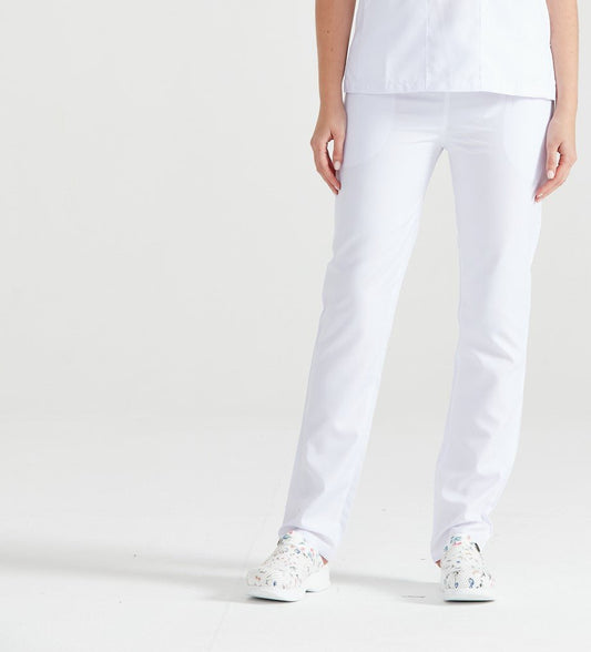 Asistenta medicala imbracata in pantaloni medicali Absolut White, vedere din fata