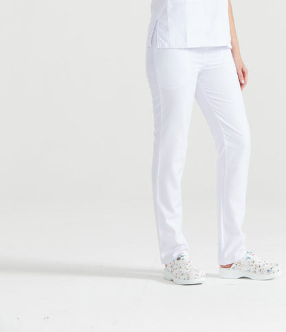 Asistenta medicala imbracata in pantaloni medicali Absolut White, vedere din profil