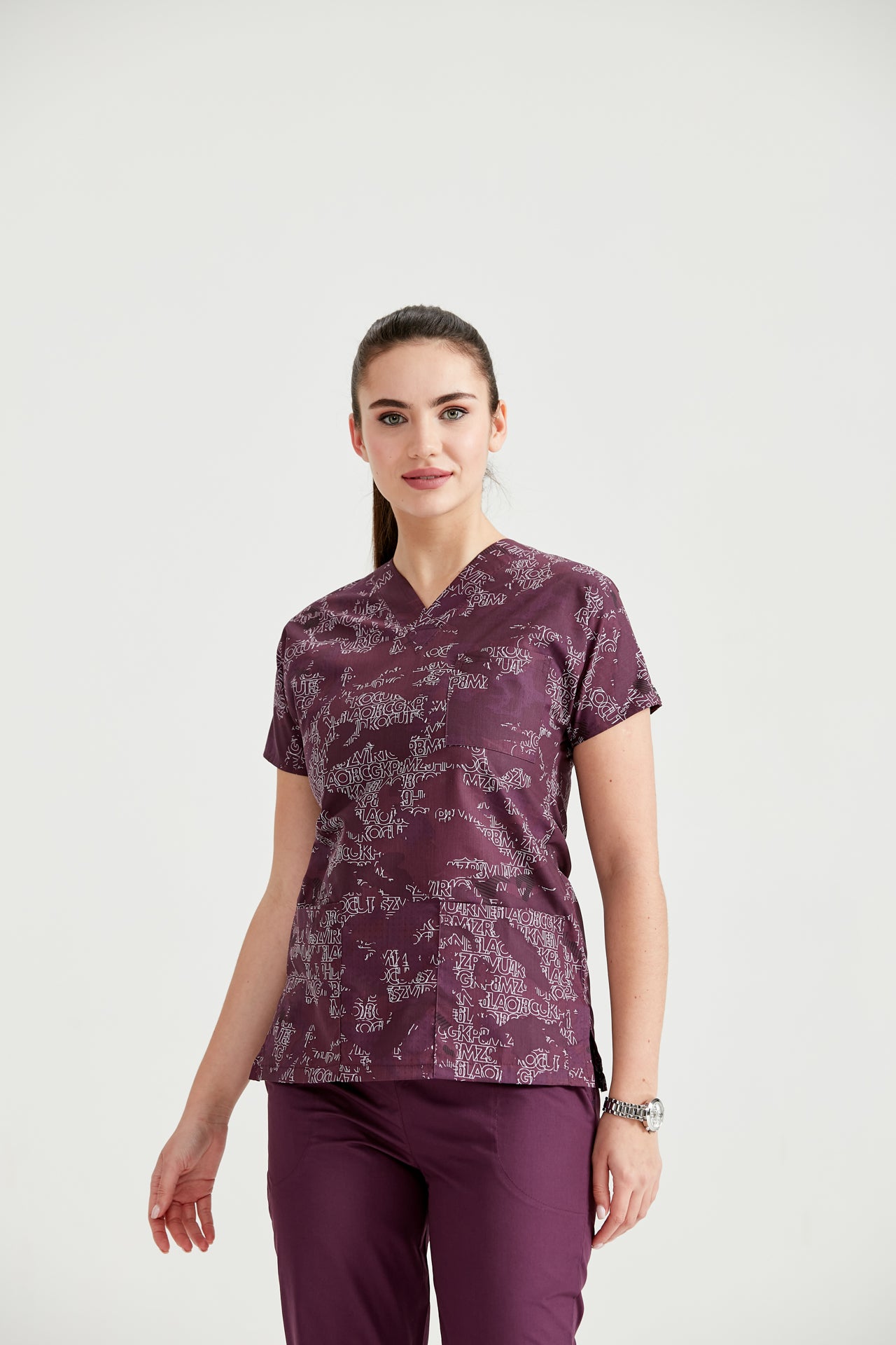 Asistenta medicala imbracata in bluza Camouflage Purple, vedere din fata